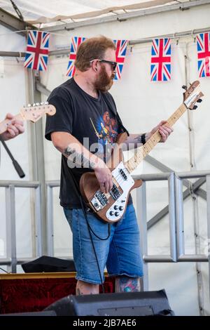 Camborne,Cornwall,UK,3rd juin 2022,le groupe Boys a joué en direct dans le parking de l’hôtel Tyacks à Camborne dans le cadre des célébrations du Jubilé de la Reine. Les gens étaient dehors pour célébrer l'écoute de la musique entourée de bunking et d'une grande scène qui devrait culminer ce soir par Thunderstruck jouant à 9pm.Credit: Keith Larby, Alamy Live News Banque D'Images