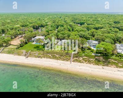 Vue aérienne des maisons sur la plage en automne Banque D'Images