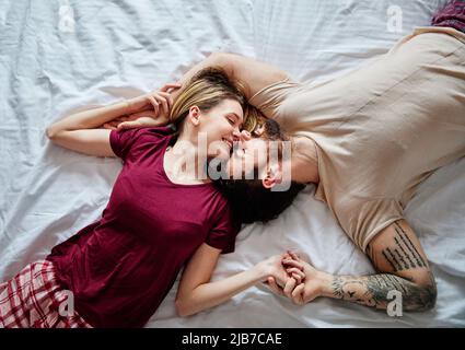 couple amour chambre lit séjour romantique bonne relation saint valentin ensemble homme femme Banque D'Images