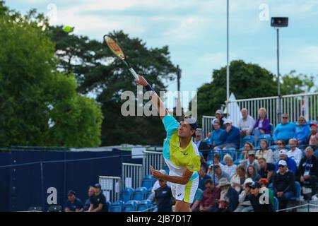 3rd juin 2022 ; Surbiton raquette & amp ; Fitness Club, Surbiton, Londres, Angleterre: Trophée Surbiton Tournoi de tennis: Otto Virtanen (fin) sert à Ryan Peniston (GBR) Banque D'Images