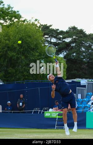 3rd juin 2022 ; Surbiton raquette & amp ; Fitness Club, Surbiton, Londres, Angleterre: Trophée Surbiton Tournoi de tennis: Ryan Peniston (GBR) sert à Otto Virtanen (fin) Banque D'Images