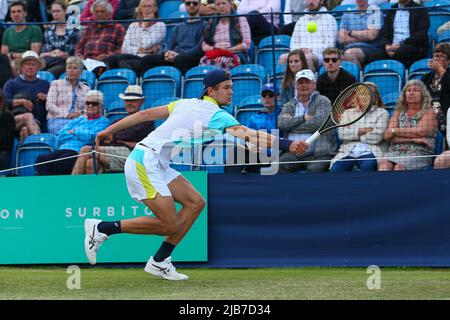 3rd juin 2022 ; Surbiton raquette & amp ; Fitness Club, Surbiton, Londres, Angleterre: Trophée Surbiton Tournoi de tennis: Otto Virtanen (fin) s'étire pour un revers contre Ryan Peniston (GBR). Banque D'Images