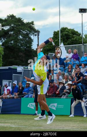 3rd juin 2022 ; Surbiton raquette & amp ; Fitness Club, Surbiton, Londres, Angleterre: Trophée Surbiton Tournoi de tennis: Otto Virtanen (fin) sert à Ryan Peniston (GBR) Banque D'Images