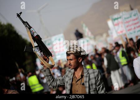 Sanaa, Yémen. 03rd juin 2022. Un partisan houthi porte une arme lors d'une manifestation contre les États-Unis et l'Arabie saoudite appelant à la fin de la guerre au Yémen, un jour après le renouvellement de la trêve à Sanaa. Credit: Hani al-ANSI/dpa/Alay Live News Banque D'Images