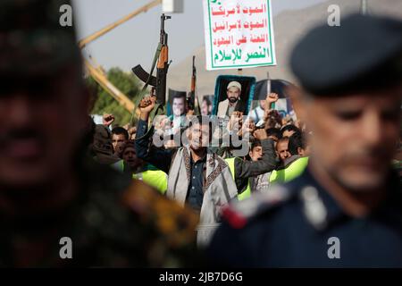 Sanaa, Yémen. 03rd juin 2022. Un partisan houthi porte une arme lors d'une manifestation contre les États-Unis et l'Arabie saoudite appelant à la fin de la guerre au Yémen, un jour après le renouvellement de la trêve à Sanaa. Credit: Hani al-ANSI/dpa/Alay Live News Banque D'Images