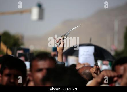 Sanaa, Yémen. 03rd juin 2022. Un partisan houthi tient une poignard lors d'une protestation contre les États-Unis et l'Arabie saoudite appelant à la fin de la guerre au Yémen, un jour après le renouvellement de la trêve à Sanaa. Credit: Hani al-ANSI/dpa/Alay Live News Banque D'Images