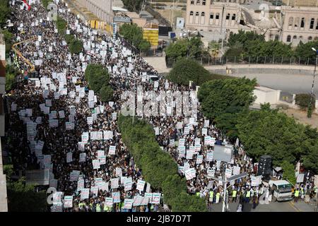 Sanaa, Yémen. 03rd juin 2022. Les partisans houthistes prennent part à une manifestation contre les États-Unis et l'Arabie saoudite qui appellent à la fin de la guerre au Yémen, un jour après le renouvellement de la trêve à Sanaa. Credit: Hani al-ANSI/dpa/Alay Live News Banque D'Images