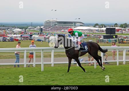 Epsom Downs, Surrey, Angleterre, Royaume-Uni. 3rd juin 2022. Frankie Dettori à bord du pilote Pyledriver favori de pré-course dans la coupe Coronation à Epsom Downs à Surrey, dans le cadre des célébrations du week-end du Jubilé de platine pour le règne de 70 ans du monarque britannique Queen Elizabeth II Crédit : Julia Gavin/Alamy Live News Banque D'Images