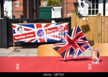 2022. Drapeau Union Jack et une bannière célébrant le jubilé Queens Platinum dans une rue à Portsmouth, Angleterre. Banque D'Images