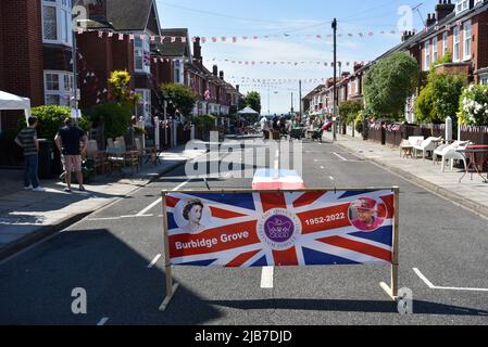 Bannière bloquant une rue tandis que les résidents préparent une fête de rue anglaise pour le jubilé Platinum de la reine Elizabeth 2nd. Banque D'Images