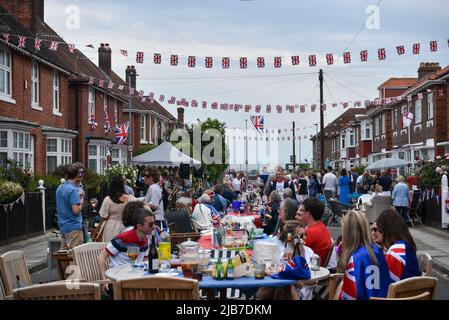 Fête de rue à Portsmouth pour célébrer le Jubilé de platine de la reine Elizabeth 2nd. Les résidents ont organisé des décorations, de la nourriture, des boissons et un groupe de musiciens. Banque D'Images