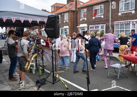 Animation musicale et danse dans une fête de rue de Portsmouth pour le Queens Platinum Jubilee. Banque D'Images