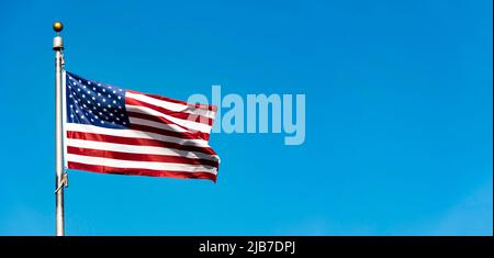 Drapeau des Etats-Unis contre le ciel bleu, longue image panoramique avec espace pour le texte Banque D'Images