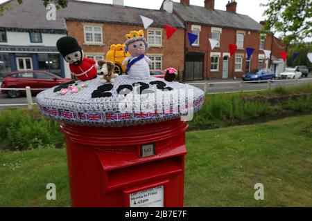 ROYAUME-UNI. 03rd juin 2022. COSBY, LEICESTER, ANGLETERRE. JUIN 3RD 2022. Une version crochetée de la reine Elizabeth II est vue sur une boîte postale du Royal Mail pendant les célébrations du Jubilé de platine de la reine Elizabeth II à Cosby, Leicester. Credit: james holyOak/Alay Live News Banque D'Images