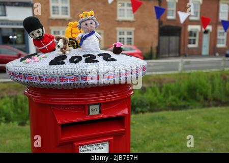 ROYAUME-UNI. 03rd juin 2022. COSBY, LEICESTER, ANGLETERRE. JUIN 3RD 2022. Une version crochetée de la reine Elizabeth II est vue sur une boîte postale du Royal Mail pendant les célébrations du Jubilé de platine de la reine Elizabeth II à Cosby, Leicester. Credit: james holyOak/Alay Live News Banque D'Images