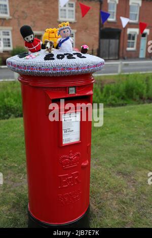 ROYAUME-UNI. 03rd juin 2022. COSBY, LEICESTER, ANGLETERRE. JUIN 3RD 2022. Une version crochetée de la reine Elizabeth II est vue sur une boîte postale du Royal Mail pendant les célébrations du Jubilé de platine de la reine Elizabeth II à Cosby, Leicester. Credit: james holyOak/Alay Live News Banque D'Images
