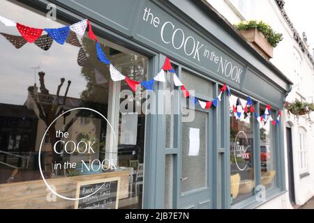 ROYAUME-UNI. 03rd juin 2022. LEICESTER, ANGLETERRE. JUIN 2ND 2022. Des banderoles rouges, blanches et bleues ornent un café lors des célébrations du Jubilé de platine de la Reine Elizabeth II à Cosby, Leicester. Credit: james holyOak/Alay Live News Banque D'Images