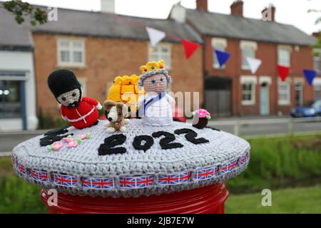 ROYAUME-UNI. 03rd juin 2022. COSBY, LEICESTER, ANGLETERRE. JUIN 3RD 2022. Une version crochetée de la reine Elizabeth II est vue sur une boîte postale du Royal Mail pendant les célébrations du Jubilé de platine de la reine Elizabeth II à Cosby, Leicester. Credit: james holyOak/Alay Live News Banque D'Images