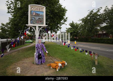 ROYAUME-UNI. 03rd juin 2022. COSBY, LEICESTERSHIRE, ANGLETERRE. JUIN 3RD 2022. Une version crochetée de la reine Elizabeth II et du corgis royal est vue à côté du panneau d'entrée du village pendant les célébrations du Jubilé de platine de la reine Elizabeth II à Cosby, Leicester. Credit: james holyOak/Alay Live News Banque D'Images