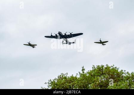 Un Lancaster, un ouragan et un bombardier Spitfire survolent Warmley, Bristol dans le cadre du Queens Jubilee Flypast ay 2,30pm le 3rd juin 2022 Banque D'Images