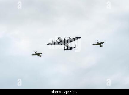 Un Lancaster, un ouragan et un bombardier Spitfire survolent Warmley, Bristol dans le cadre du Queens Jubilee Flypast ay 2,30pm le 3rd juin 2022 Banque D'Images