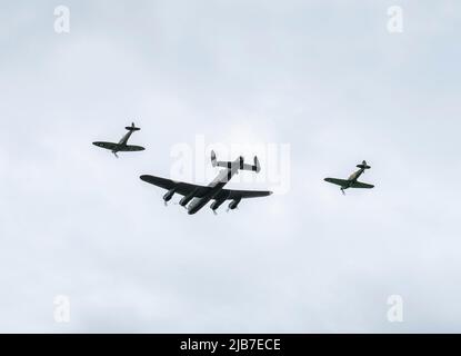 Un Lancaster, un ouragan et un bombardier Spitfire survolent Warmley, Bristol dans le cadre du Queens Jubilee Flypast ay 2,30pm le 3rd juin 2022 Banque D'Images