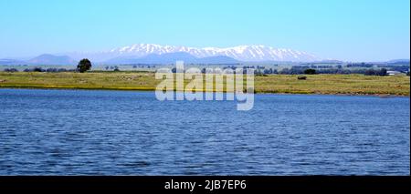 Vue panoramique sur le lac Shabania, sur les hauteurs du Golan, surplombant une plaine verdoyante et une chaîne de montagnes au loin. Une haute résolution. Banque D'Images