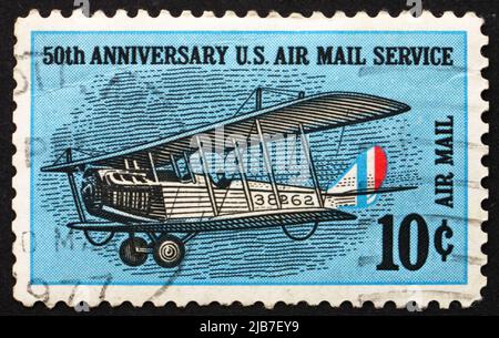 ÉTATS-UNIS D'AMÉRIQUE - VERS 1968 : un timbre imprimé aux États-Unis montre Curtiss Jenny, Biplane, vers 1968 Banque D'Images