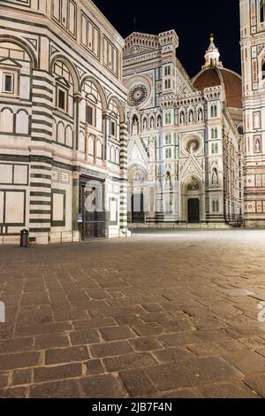 Florence, Italie - Circa août 2021 : Florence de nuit. L'architecture illuminée de la célèbre cathédrale extérieure. Banque D'Images