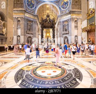 ROME, VATICAN - Août 24, 2018 : l'intérieur de la Basilique Saint-Pierre avec l'arrivée du tourisme de masse Banque D'Images