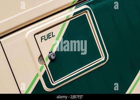 Epson Surrey, Londres, Royaume-Uni, 03 juin 2022, bouchon de remplissage de carburant sur Un autocar de transport public sans personne Banque D'Images