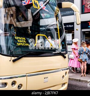 Epson Surrey, Londres Royaume-Uni, 03 juin 2022, Epsom courses transport Coach passant trois femmes parlant Banque D'Images