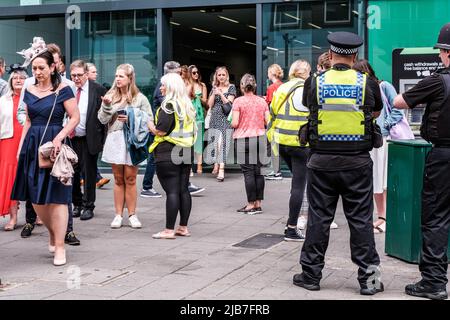 Epson Surrey, Londres, Royaume-Uni, 03 juin 2022, une foule de Racegoers habillés à la mode à l'extérieur de la gare d'Epsom pour la course hippique Epsom Classic Derby Banque D'Images