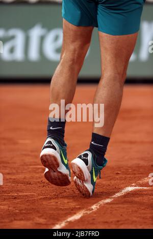 Paris, France. 03rd juin 2022. Rafael Nadal, de la cinquième chaussure espagnole, porte son surnom de « Rafa » alors qu'il sert le ballon à Alexandre Zverev, de l'Allemagne, lors de leur demi-finale du match de l'Open de tennis de Roland Garros, près de Paris, en France, vendredi, 3 juin 2022. Zverev a été forcé de prendre sa retraite après une blessure, laissant Nadal atteindre le match final de dimanche. Photo de Maya Vidon-White/UPI crédit: UPI/Alay Live News Banque D'Images