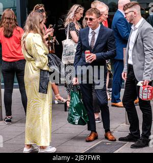 Epson Surrey, Londres, Royaume-Uni, 03 juin 2022, une foule de Racegoers habillés à la mode à l'extérieur de la gare d'Epsom pour la course hippique Epsom Classic Derby Banque D'Images