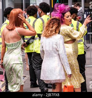 Epson Surrey, Londres, Royaume-Uni, 03 juin 2022, une foule de Racegoers habillés à la mode à l'extérieur de la gare d'Epsom pour la course hippique Epsom Classic Derby Banque D'Images