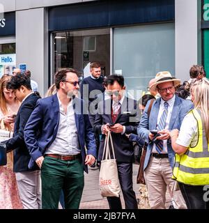 Epson Surrey, Londres, Royaume-Uni, 03 juin 2022, une foule de Racegoers habillés à la mode à l'extérieur de la gare d'Epsom pour la course hippique Epsom Classic Derby Banque D'Images