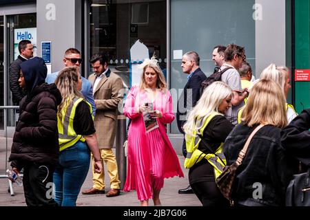 Epson Surrey, Londres, Royaume-Uni, 03 juin 2022, une foule de Racegoers habillés à la mode à l'extérieur de la gare d'Epsom pour la course hippique Epsom Classic Derby Banque D'Images