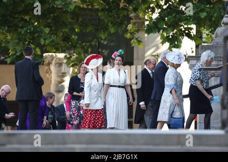 Londres, Royaume-Uni. 03rd juin 2022. Les clients commencent à arriver à la cathédrale Saint-Paul avant le service national de Thanksgiving, dans le cadre des célébrations du Jubilé de platine de la Reine. La reine Elizabeth II, âgée de 96 ans, est le premier monarque britannique de l'histoire à atteindre un Jubilé de platine, qui marque 70 ans sur le trône. Crédit photo: Ben Cawthra/Sipa USA **NO UK SALES** crédit: SIPA USA/Alay Live News Banque D'Images