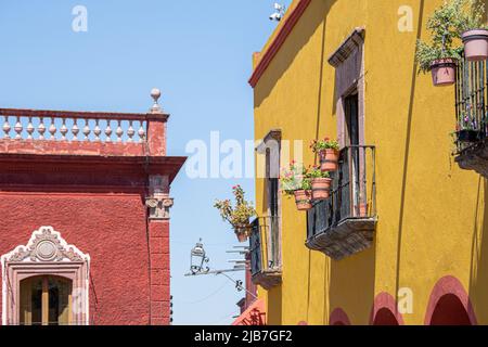 Deux batiment petit coin l'un de l'autre avec un ciel bleu pâle dans le fond. San Miguel de Allende, Mexique Banque D'Images