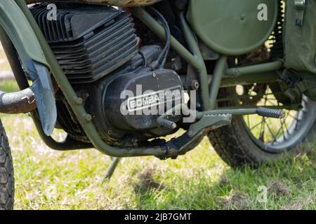 East Kirkby, Lincolnshire, Royaume-Uni – 02 juin 2022. Gros plan sur le côté d'une moto militaire Bombardier exposée au public au salon militaire annuel Banque D'Images