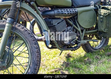 East Kirkby, Lincolnshire, Royaume-Uni – 02 juin 2022. Gros plan sur le côté d'une moto militaire Bombardier exposée au public au salon militaire annuel Banque D'Images