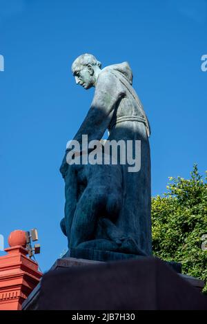 Statue d'un prêtre non identifié devant une église de la ville de San Miguel de Allende, Guanajuato, Mexique. Banque D'Images