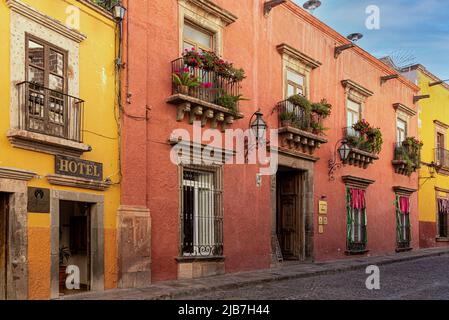 Une rangée de maisons et d'immeubles d'appartements peints dans des tons de terre et des couleurs. San Miguel de Allande. Banque D'Images