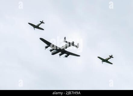 Un Lancaster, un ouragan et un bombardier Spitfire survolent Warmley, Bristol dans le cadre du Queens Jubilee Flypast ay 2,30pm le 3rd juin 2022 Banque D'Images