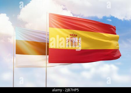 Ciel bleu ensoleillé et drapeaux de l'espagne et de l'estonie Banque D'Images