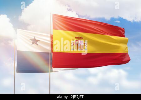 Ciel bleu ensoleillé et drapeaux de l'espagne et du panama Banque D'Images