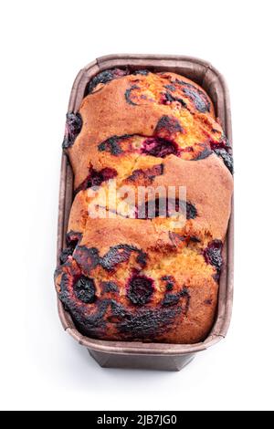 Pain de gâteau maison fraîchement cuit avec de la cerise douce isolée sur du blanc Banque D'Images