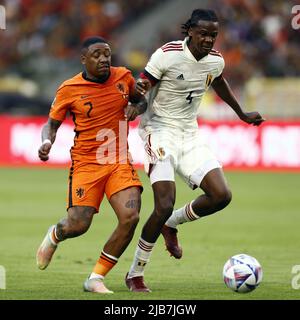 Bruxelles, Belgique. 03rd juin 2022. BRUXELLES - Steven Bergwijn des pays-Bas, Dedryck Boyata de Belgique lors du match de la Ligue des Nations de l'UEFA entre la Belgique et les pays-Bas au stade du Roi Baudouin sur 3 juin 2022 à Bruxelles, Belgique. KOEN VAN WEEL crédit: ANP/Alay Live News Banque D'Images