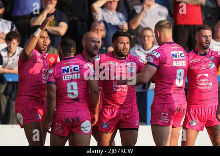 David Fusitu’a #2 de Leeds Rhinos célèbre son essai et fait le score 0-4 Banque D'Images